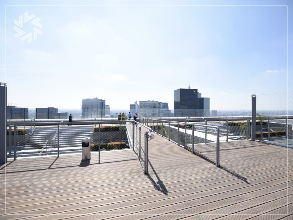 Organiser un événement à la terrasse La Défense avec l'agence événementielle Location Rooftop Paris